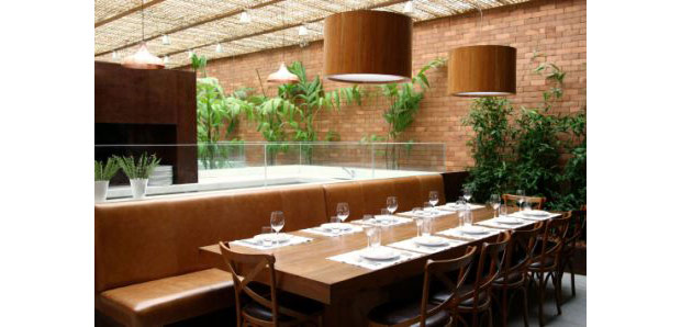 O jardim interno e as grandes mesas de madeira do restaurante tornam o ambiente aconchegante, perfeito para reuniões menores<br> O jardim interno e as grandes mesas de madeira do restaurante tornam o ambiente aconchegante, perfeito para reuniões menores<br>