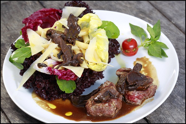 Filé ao Funghi com Penne Rigati na Salada<br> Filé ao Funghi com Penne Rigati na Salada<br>