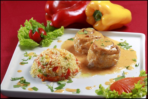 Rocambole de salmão e namorado com arroz primavera<br> Rocambole de salmão e namorado com arroz primavera<br>
