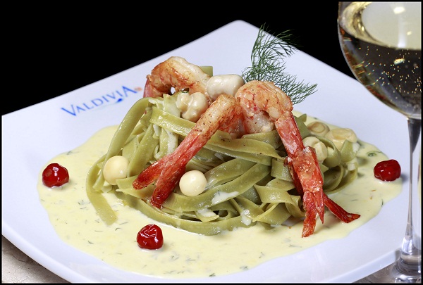 Tagliatelle verde com camarões VM ao molho picante de açafrão e pimenta jalapenha<br> Tagliatelle verde com camarões VM ao molho picante de açafrão e pimenta jalapenha<br>