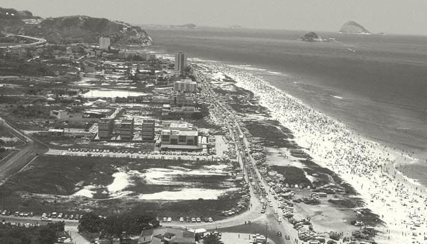Nos anos 70, muita gente na praia e extensas áreas sem prédios: em três décadas, o bairro mudou de feição