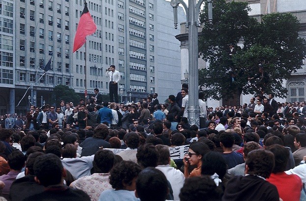 Em 1968, os cariocas foram para a rua protestar contra a ditadura militar. Instaurado pelo golpe de 1964, o regime estava cada vez mais rigoroso, com censura e prisões se espalhando pelo país<br>