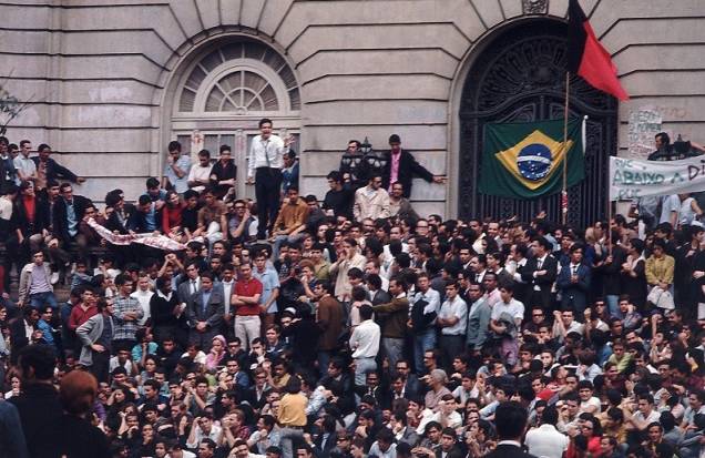 O protesto reuniu milhares de pessoas na Avenida Presidente Vargas, incluindo artistas como Chico Buarque, Caetano Veloso e Gilberto Gil<br>