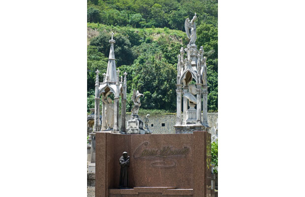 Uma imagem de Santo Antônio ornamenta o túmulo pequena notável<br>
