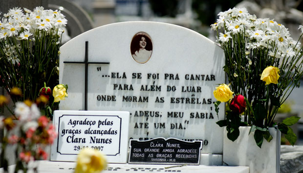 Até placas de agradecimento à cantora por graças alcançadas podem ser encontradas ali<br> Até placas de agradecimento à cantora por graças alcançadas podem ser encontradas ali<br>