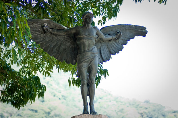 A escultura de Ícaro, personagem da mitologia grega, enfeita o sepulcro do pai da aviação<br>