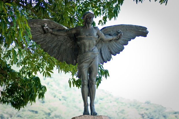 A escultura de Ícaro, personagem da mitologia grega, enfeita o sepulcro do pai da aviação<br> A escultura de Ícaro, personagem da mitologia grega, enfeita o sepulcro do pai da aviação<br>