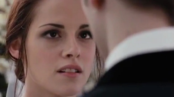 O vampiro Edward Cullen e a humana Bella Swan prestes a trocar alianças no último filme da saga<br>