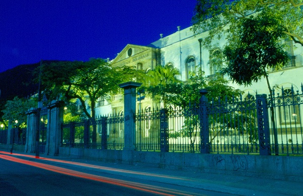 O local hoje frequentado por alunos e professores da Universidade Federal do Rio de Janeiro, campus Praia Vermelha, era antes um hospício (Hospital Geral dos Alienados). Ao entrar na faculdade, todo calouro toma conhecimento de que fantasmas vagam pelos c<br> O local hoje frequentado por alunos e professores da Universidade Federal do Rio de Janeiro, campus Praia Vermelha, era antes um hospício (Hospital Geral dos Alienados). Ao entrar na faculdade, todo calouro toma conhecimento de que fantasmas vagam pelos c<br>