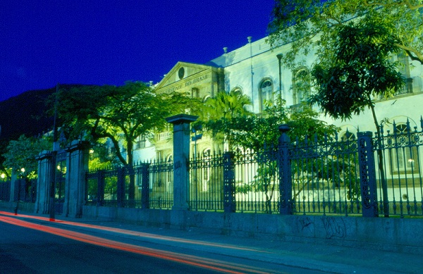 O local hoje frequentado por alunos e professores da Universidade Federal do Rio de Janeiro, campus Praia Vermelha, era antes um hospício (Hospital Geral dos Alienados). Ao entrar na faculdade, todo calouro toma conhecimento de que fantasmas vagam pelos c<br>