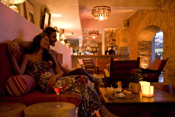 A atmosfera romântica do bar no Hotel de Santa Teresa fica por conta dos móveis rústicos e da arquitetura do casarão, construído no século XIX<br>