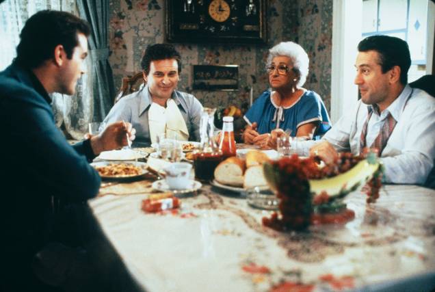 A comida italiana simboliza, neste filme dirigido por Martin Scorsese, a vida extravagante dos membros da máfia. Na prisão, os mafiosos tinham privilégios como o de preparar as próprias refeições. Em casa, a mesa era sempre farta, com direito a muito maca<br>