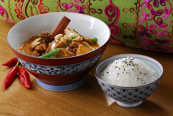 Prato típico, o mussaman curry é feito com fatias de filé mignon e encontrado no restaurante Sawasdee<br>