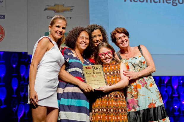 Nívea Stelmann ao lado de Kátia Barbosa, com as filhas Bianca e Giovana e a sócia Rosa Gonçalves, do Aconchego Carioca<br>