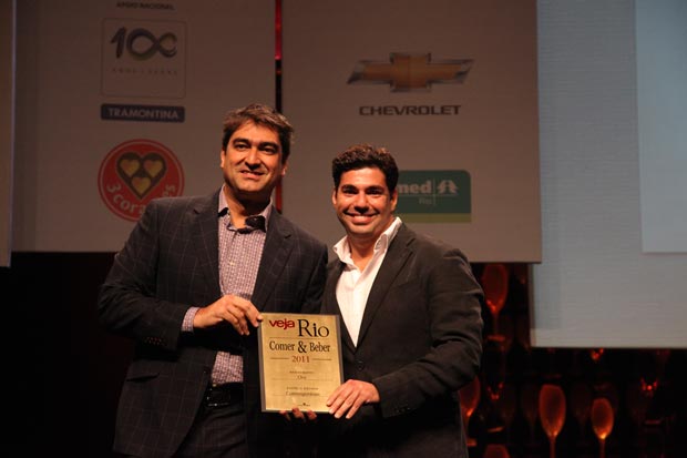Zeca Camargo entrega o prêmio de melhor restaurante contemporâneo a Felipe Bronze<br>