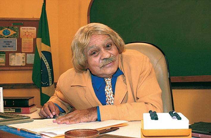 No humor&iacute;stico Escolinha do Professor Raimundo, Chico Anysio dava vida ao mestre que sofre o cotidiano de uma profiss&atilde;o desvalorizada no Brasil, apesar de ser uma das mais importantes, pois forma cidad&atilde;os. Quem n&atilde;o se lembra de seu famoso bord&atilde;o: E o sal&aacute;<br>
