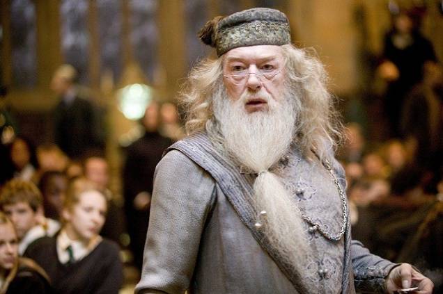 O aclamado diretor de Hogwarts, a escola de magia e bruxaria da saga Harry Potter, tem como algumas de suas maiores qualidades a sabedoria e o senso de justiça. Nas adaptações dos livros de J. K. Rowling para o cinema, o personagem é interpretado nos prim<br>