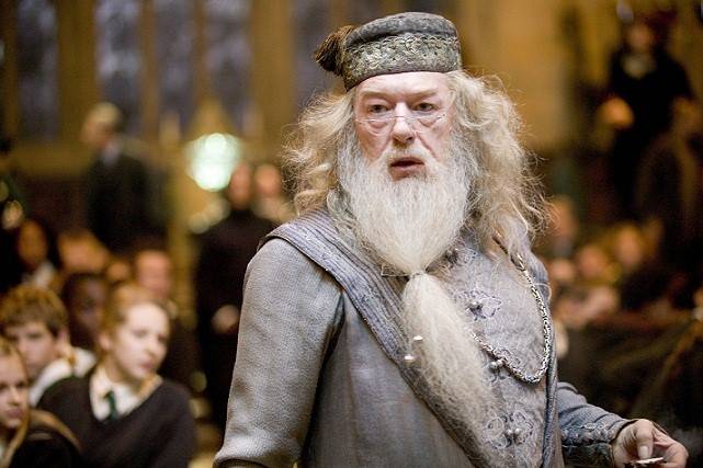 O aclamado diretor de Hogwarts, a escola de magia e bruxaria da saga Harry Potter, tem como algumas de suas maiores qualidades a sabedoria e o senso de justi&ccedil;a. Nas adapta&ccedil;&otilde;es dos livros de J. K. Rowling para o cinema, o personagem &eacute; interpretado nos prim<br>