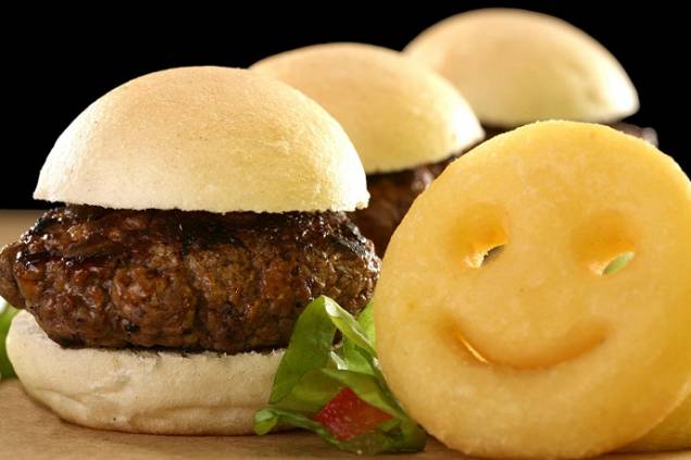 Além dos famosos hambúrgueres da casa, há opções deliciosas especialmente para os pequenos. O baby burgers (R$ 16,90), por exemplo, vem com três mini hambúrgueres de carne bovina ou filé de frango acompanhado de batatas fritas smiles. Tem também o chicken<br>