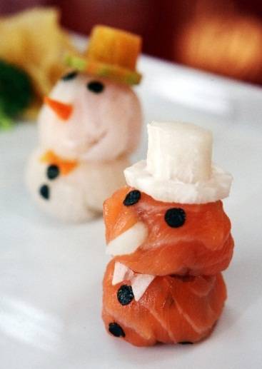 Enquanto espera pelo pedido, a garotada se diverte com brincadeiras como gatinhos para colorir, lig-lig, jogo dos sete erros e cruzadinha. Boas sugest&otilde;es para saborear s&atilde;o as estrelinhas de queijo coalho recheadas com queijo, cebola confit e ervas, servid<br>