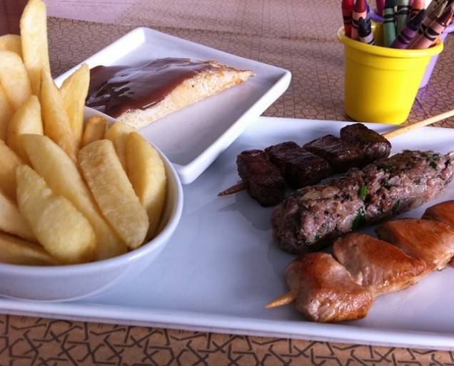 O trio infantil (R$ 18,00), que é lançamento da casa, vem com três opções de espetinho: kebab de filé mignon, taouk de frango e kafta. Se o cliente mirim preferir, pode escolher só um tipo ou comer o trio com batata. A sobremesa é um mini crepe de nutella<br>