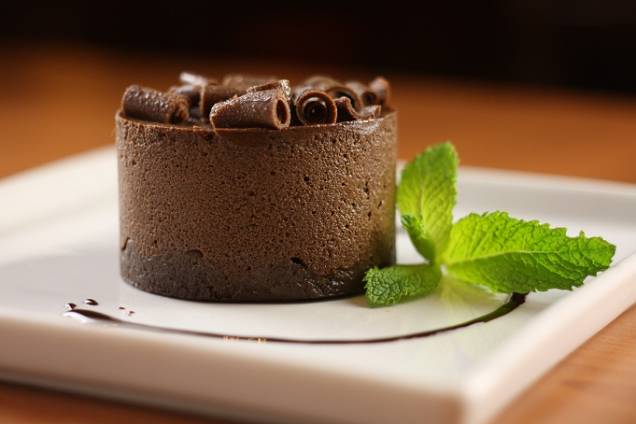 Torta de chocolate amargo é opção de sobremesa no jantar promocional da casa<br>
