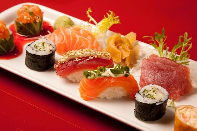 O prato principal promocional do restaurante vem com 15 peças: dois sashimis de atum, dois sashimis de salmão, um sushi de salmão com maionese e cebolinha, um sushi de atum com maionese e gergelim branco, e dois laos rolls<br>