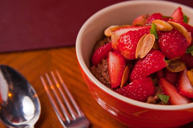 Entre as opções de sobremesa, morangos com chantilly de chocolate e amêndoas tostadas<br> Entre as opções de sobremesa, morangos com chantilly de chocolate e amêndoas tostadas<br>