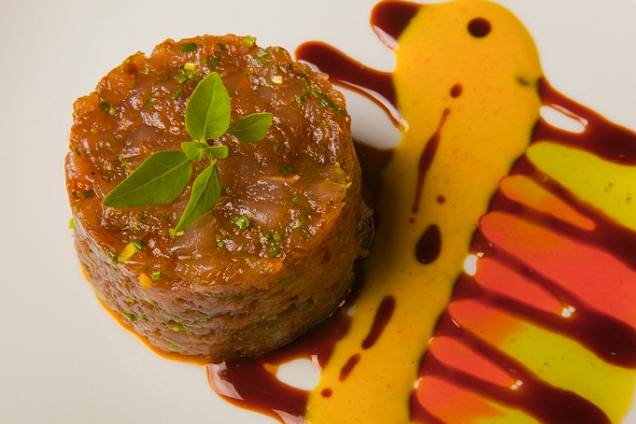 Tartar de atum está entre as opções de entrada do restaurante<br>