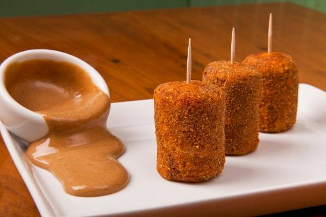 Mini croquetes de carne recheados com queijo e servidos com molho de mostarda são boa opção de entrada disponível no menu promocional<br> Mini croquetes de carne recheados com queijo e servidos com molho de mostarda são boa opção de entrada disponível no menu promocional<br>