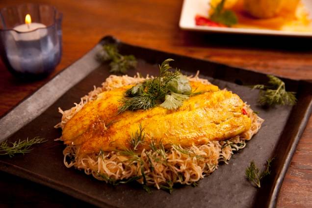 Peixe no vapor com tempero vietnamita, servido com macarrão de arroz: opção de prato principal<br> Peixe no vapor com tempero vietnamita, servido com macarrão de arroz: opção de prato principal<br>