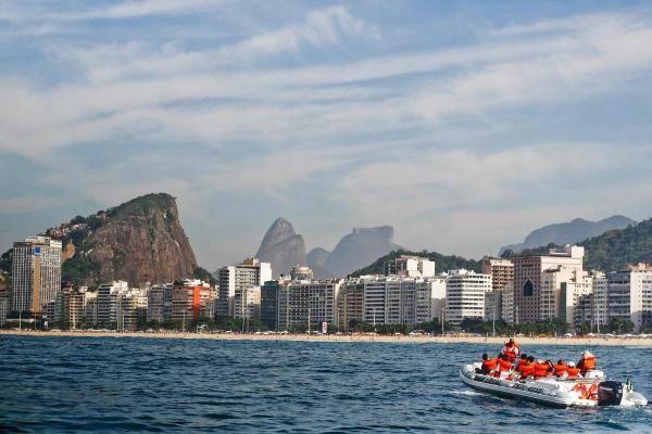 Conhecer um pedacinho do Rio em alto mar e, de brinde, ver a orla do Flamengo ao Leblon de um novo ângulo. Saindo da Marina na Glória, os passeios ao arquipélago das Cagarras duram cerca de quatro horas, com direito a parada para mergulho, e são uma manei<br>