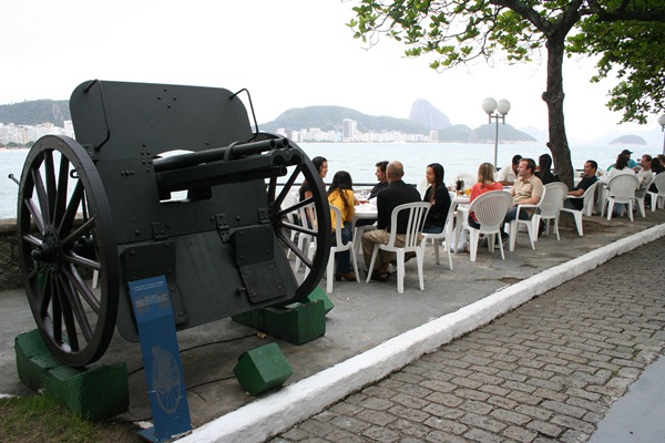 A princesinha do mar ao fundo já seria o suficiente para tornar o passeio agradável. Além de aproveitar a paisagem e o vento fresco e de lanchar na Confeitaria Colombo do Forte, os visitantes têm ainda a oportunidade de ouvir boa música. Na Alameda Octav<br>