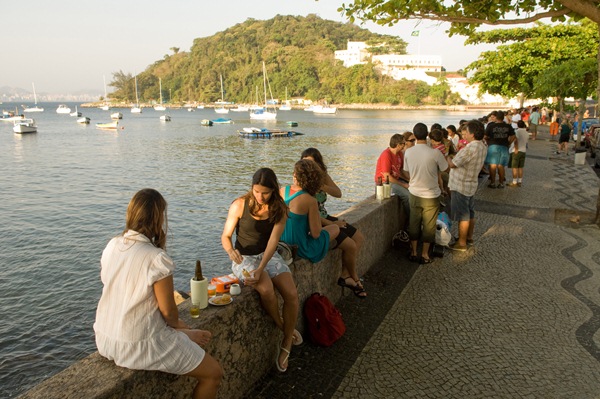 Se o tempo estiver bom, não se assuste com quantidade de pessoas que se aglomeram na mureta em frente ao Bar Urca. A combinação de pastéis e petiscos deliciosos e cervejinha gelada com a Baía de Guanabara ao fundo faz deste um dos fins de tarde mais gosto<br>