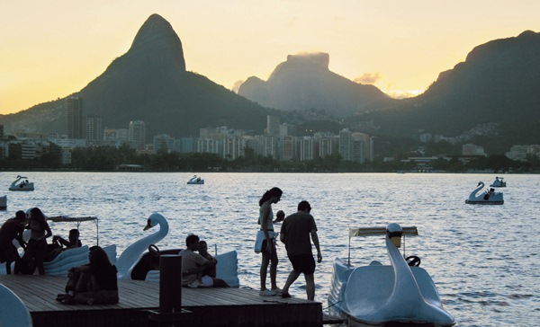 Um dos passeios mais clássicos da infância no Rio, e que agrada também a adultos. É só sentar, pedalar e apreciar o visual e o ventinho agradável da Lagoa Rodrigo de Freitas. O que impressiona: o silêncio. Lá no meio, quase nada se ouve do barulho ensurd<br>