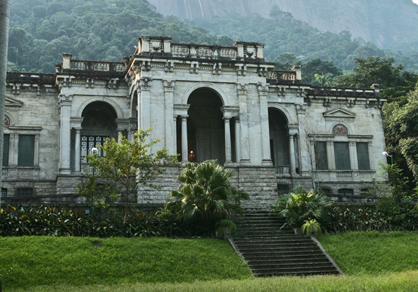 Verão é tempo de sentar e ver a hora passar, de aproveitar o tempo bom, estender a toalha e fazer um lanche em meio à natureza. O Parque Lage, com seus banquinhos e jardins, é uma ótima opção para reunir os amigos, curtir o verde e degustar comidinhas go<br>