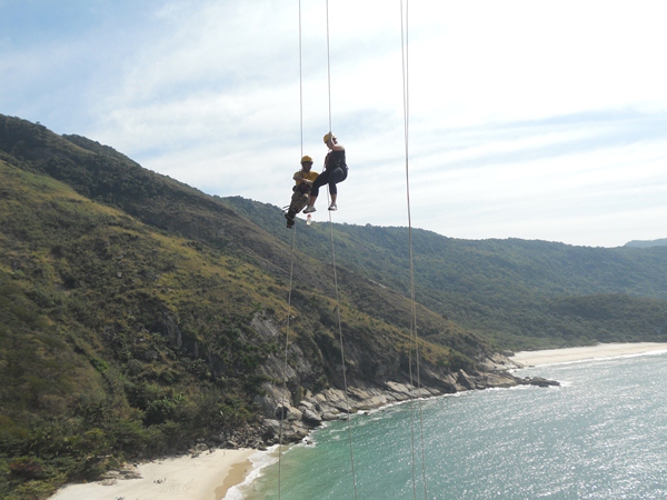 Quem quiser adicionar uma pitada de adrenalina a um dia bonito de sol pode experimentar o rapel na Pedra da Tartaruga. São 40 metros de descida curtindo o visual da praia do Perigoso, entre Grumari e Barra de Guaratiba. A aventura dura seis horas, custa R<br>