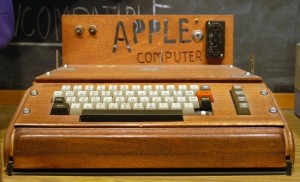 Lançado em 1976, O primeiro lançamento da Apple Computer, fundada pelos xarás Steve Jobs e Steve Wozniak, foi construído manualmente na forma de circuito integrado. O Apple I custava 666,66 dólares<br> Lançado em 1976, O primeiro lançamento da Apple Computer, fundada pelos xarás Steve Jobs e Steve Wozniak, foi construído manualmente na forma de circuito integrado. O Apple I custava 666,66 dólares<br>