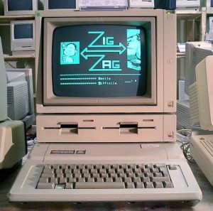 Também desenvolvido em parceria com Wozniak, o Apple II foi lançado em 1977 e foi o primeiro computador para uso pessoal e profissional com tela em cores e gabinete de plástico.<br>