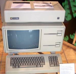 Datado de 1983, ele custava quase 10 000 d&oacute;lares e foi o primeiro desktop a usar uma interface gr&aacute;fica com &iacute;cones, janelas e cursor orientado pelo mouse<br>
