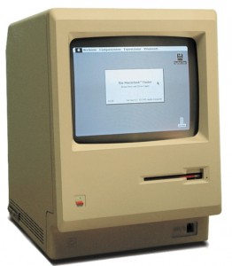 Lançado em 1984 com a mesma interface gráfica do Lisa e custando cerca de 2 500 dólares<br>