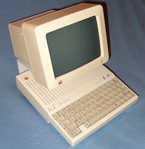 De 1984, o quarto modelo da família Apple pretendia ser compacto, mas pesava 3,4 kg<br>