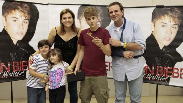 O prefeito Eduardo Paes levou a família ao show no Engenhão e entregou a chave da cidade para Justin Bieber antes de a apresentação começar<br>