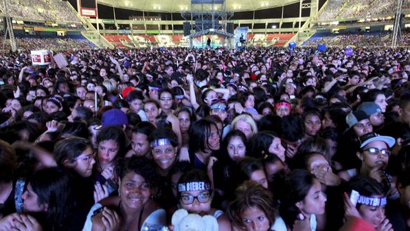 Fãs no estádio do Engenhão aguardam o início do show de Justin Bieber (VEJA / Fabio Rossi / Agência O Globo)<br>