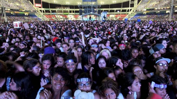 Fãs no estádio do Engenhão aguardam o início do show de Justin Bieber (VEJA / Fabio Rossi / Agência O Globo)<br> Fãs no estádio do Engenhão aguardam o início do show de Justin Bieber (VEJA / Fabio Rossi / Agência O Globo)<br>