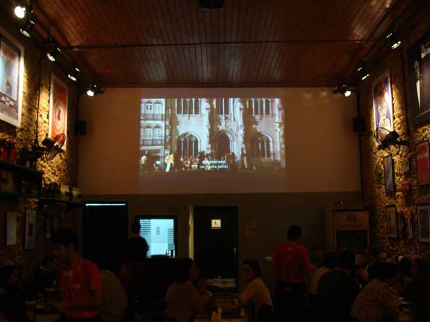 Bar do centro passa curtas e longas em seu telão<br> Bar do centro passa curtas e longas em seu telão<br>