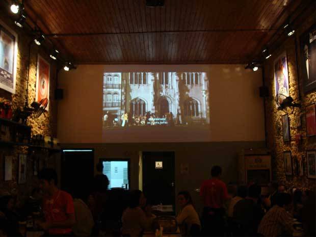 Bar do centro passa curtas e longas em seu tel&atilde;o<br>