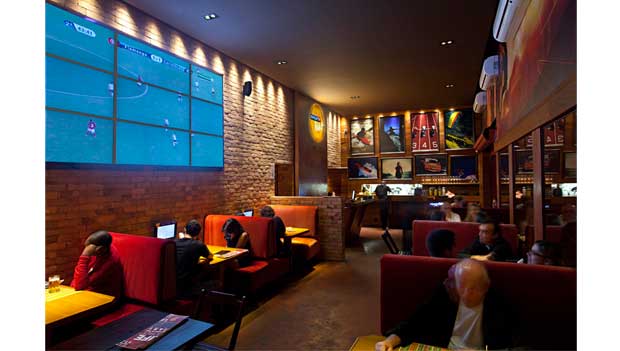 Na Barra, o bar tem mimos como fones individuais para o cliente ouvir a partida<br> Na Barra, o bar tem mimos como fones individuais para o cliente ouvir a partida<br>