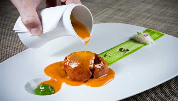 A cúpula de tomate derrete no contato com o molho<br> A cúpula de tomate derrete no contato com o molho<br>