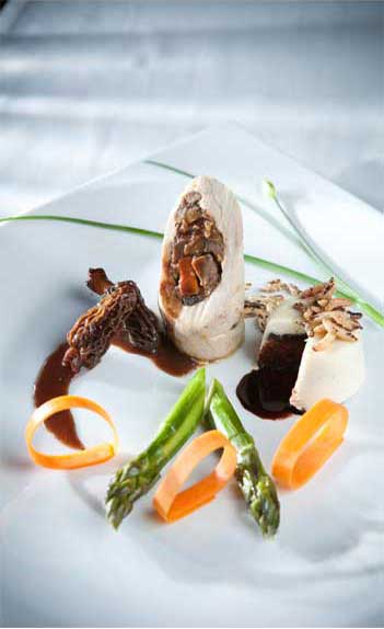 Ballotine de galinha-d?angola com petit gâteau de feijão, salpicado de crocante de arroz é um deles<br> Ballotine de galinha-d?angola com petit gâteau de feijão, salpicado de crocante de arroz é um deles<br>
